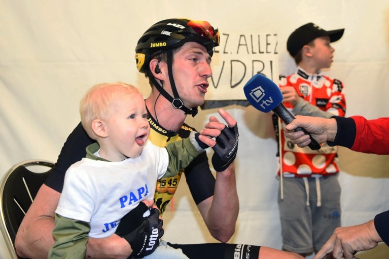 Jurgen Van den Broeck houdt het niet droog na laatste profkoers en hangt de fiets letterlijk aan de haak