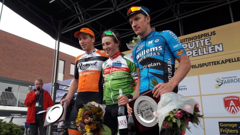 Jurgen Van den Broeck houdt het niet droog na laatste profkoers en hangt de fiets letterlijk aan de haak