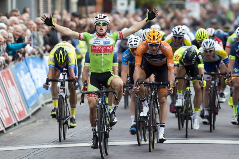 Jurgen Van den Broeck houdt het niet droog na laatste profkoers en hangt de fiets letterlijk aan de haak