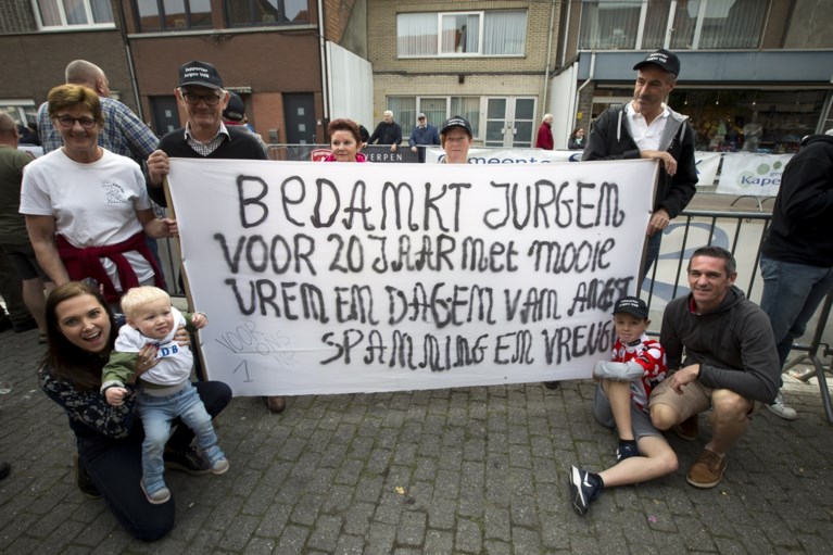 Jurgen Van den Broeck houdt het niet droog na laatste profkoers en hangt de fiets letterlijk aan de haak