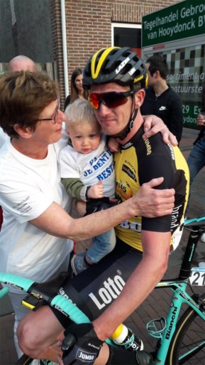 Jurgen Van den Broeck houdt het niet droog na laatste profkoers en hangt de fiets letterlijk aan de haak