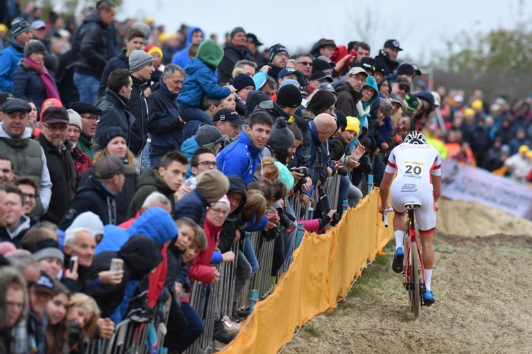 Pijnlijke schouder of niet, Van der Poel demonstreert in WB Koksijde