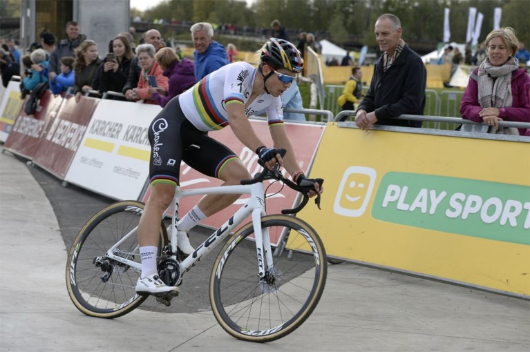 Pijnlijke schouder of niet, Van der Poel demonstreert in WB Koksijde