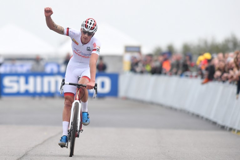 Pijnlijke schouder of niet, Van der Poel demonstreert in WB Koksijde