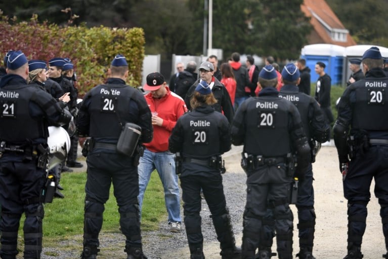 Veldslag na Club-Antwerp: Nederlandse hooligans raken zwaarbeveiligde match binnen met gekopieerde tickets