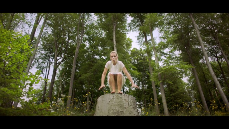 Veerle Baetens zingt in videoclip voor meer bos