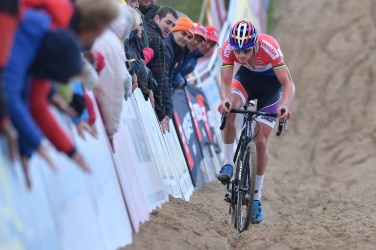 Van der Poel blijft voorlopig ongenaakbaar en soleert ook in Ruddervoorde naar de zege