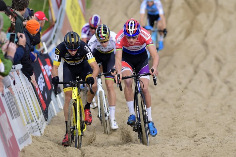 Van der Poel blijft voorlopig ongenaakbaar en soleert ook in Ruddervoorde naar de zege