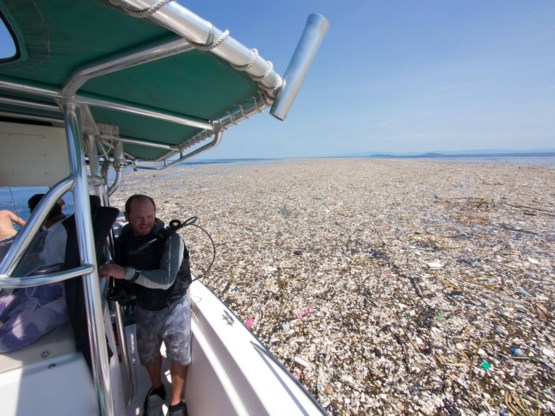 Schokkende foto’s tonen zee van plastic in tropisch paradijs