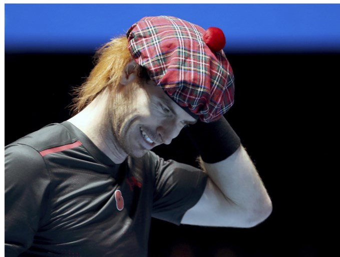 Roger Federer trekt kilt aan bij comeback Andy Murray in liefdadigheidswedstrijd