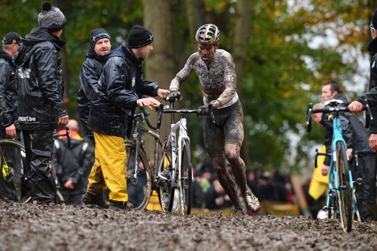 Sensatie in de modder van Gavere: Van Aert wint na pech voor Van der Poel in slotfase
