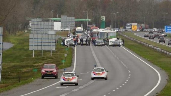 Chauffeurs rijden ‘Kick out Zwarte Piet’-betogers klem op snelweg: urenlange file