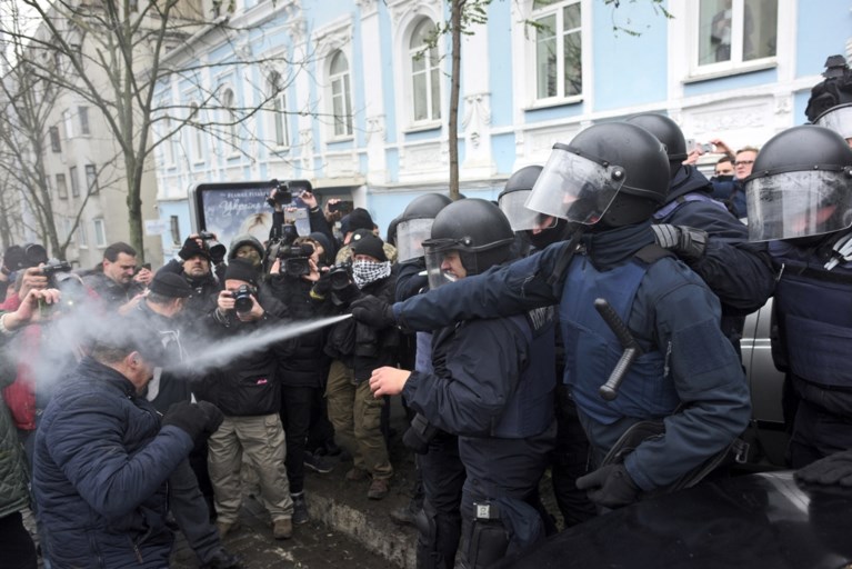 Menigte verhindert arrestatie oud-president Saakasjvili in Kiev