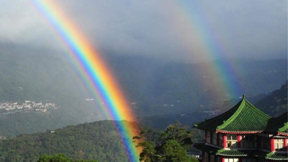 Langste regenboog ooit meet 8 uur en 58 minuten 