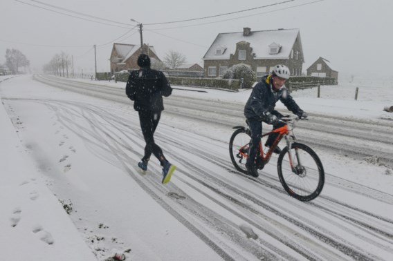 Te voet of met de fiets door de sneeuw? Met deze tips breng je het er veilig van af