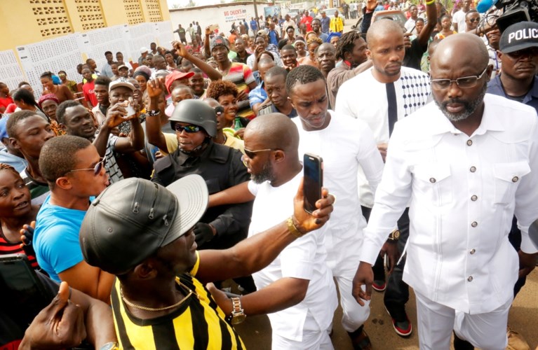 Ex-voetballer George Weah wordt president van Liberia na ruime winst in tweede stemronde