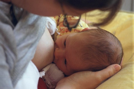 ‘Jammer dat moeders die geen borstvoeding geven schuldgevoel aangepraat krijgen’ 