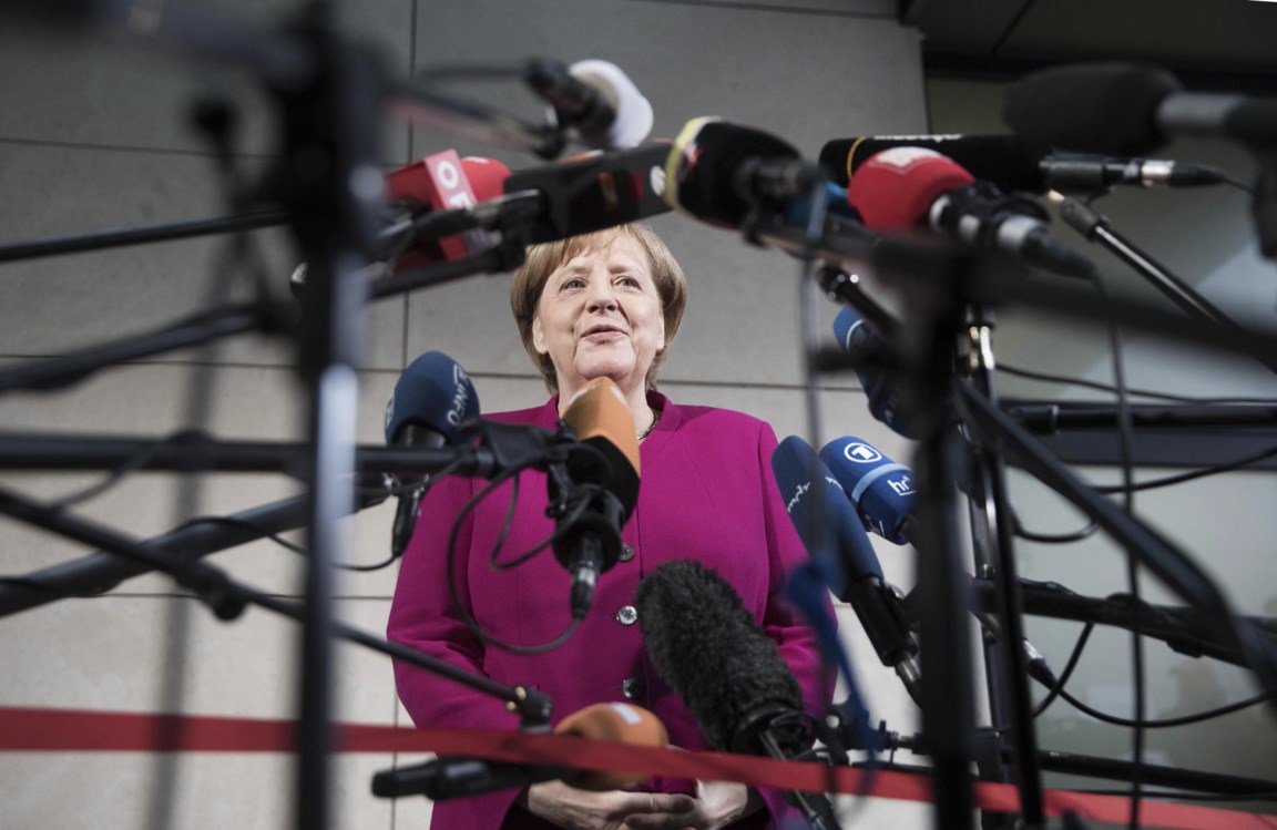 Angela Merkel wordt naar rechts geduwd - De Standaard