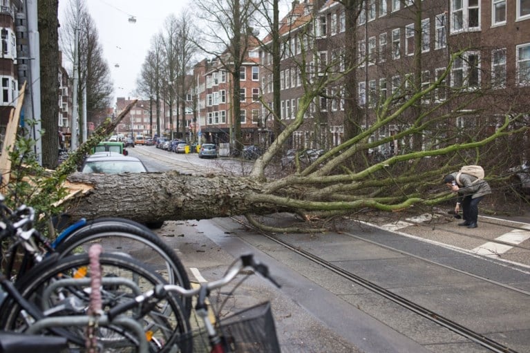 Code rood in Nederland: minstens twee doden