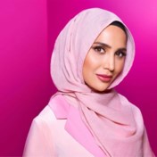 Model met hoofddoek maakt reclame voor shampoo