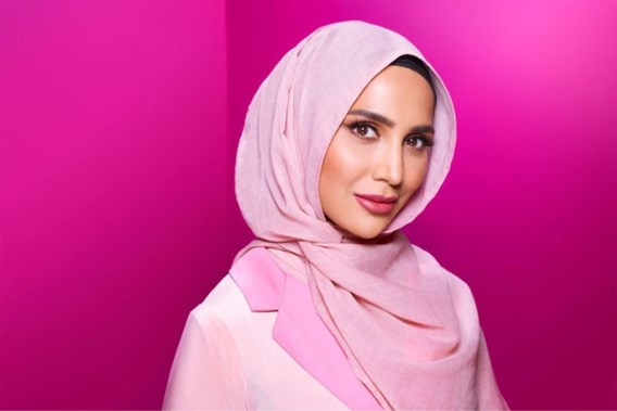 Model met hoofddoek maakt reclame voor shampoo