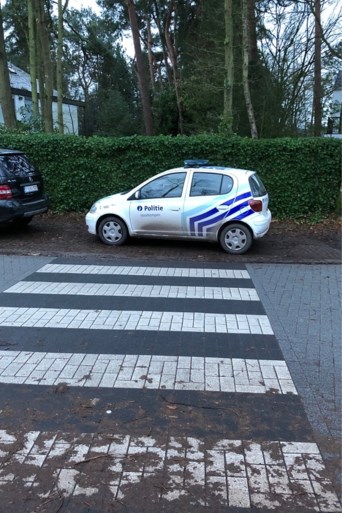 Burger schrijft ‘boete’ uit voor fout geparkeerde politiewagen