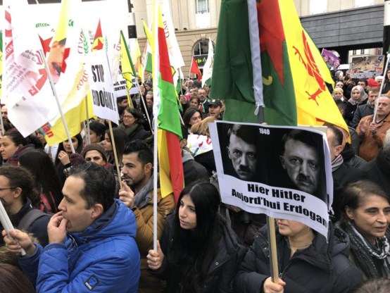 Koerden palmen plein voor Brussel-Centraal in met anti-Erdogan betoging