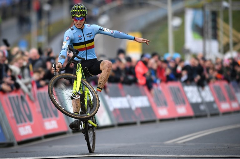 Niels Vandeputte wint WB-cross Hoogerheide bij junioren (en viert met een wheelie)