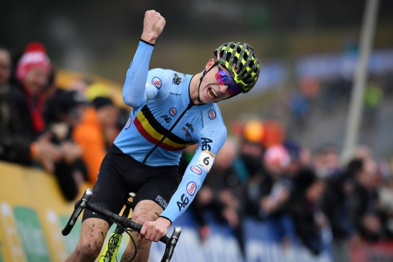 Niels Vandeputte wint WB-cross Hoogerheide bij junioren (en viert met een wheelie)