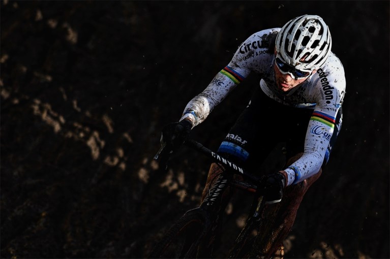 Opnieuw grote Mathieu van der Poel-show in Hoogstraten, Van Aert kan niet stunten in laatste cross