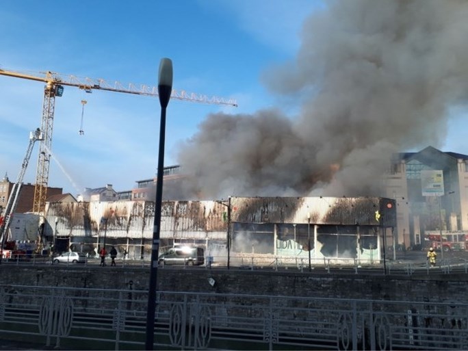 Zware brand vernielt loods van Brusselse meubelzaak