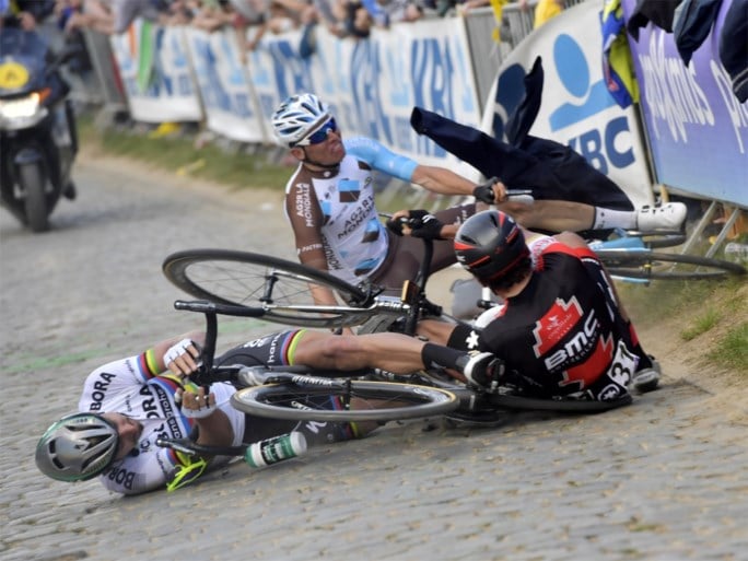 Oliver Naesen valt opnieuw op de Oude Kwaremont (maar deze keer met opzet)