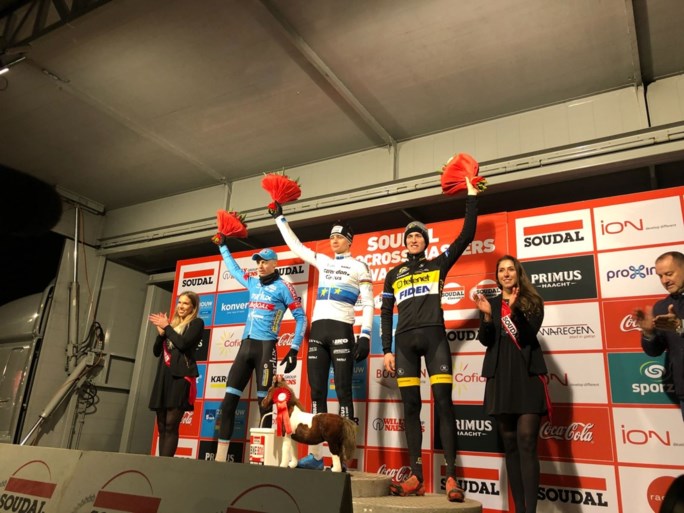 Mathieu van der Poel viert in stijl zijn 31ste zege van het seizoen op Cyclocross Masters: