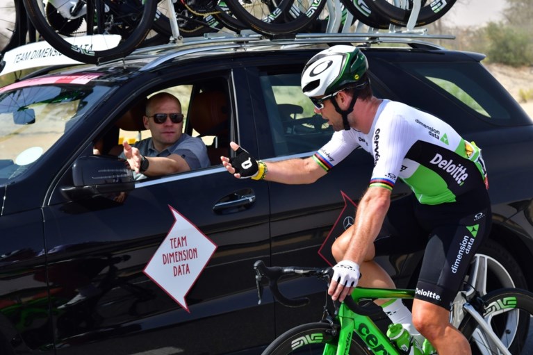 Cavendish komt in Abu Dhabi al na vijf kilometer ten val door manoeuvre van koersdirecteur en geeft op met hersenschudding