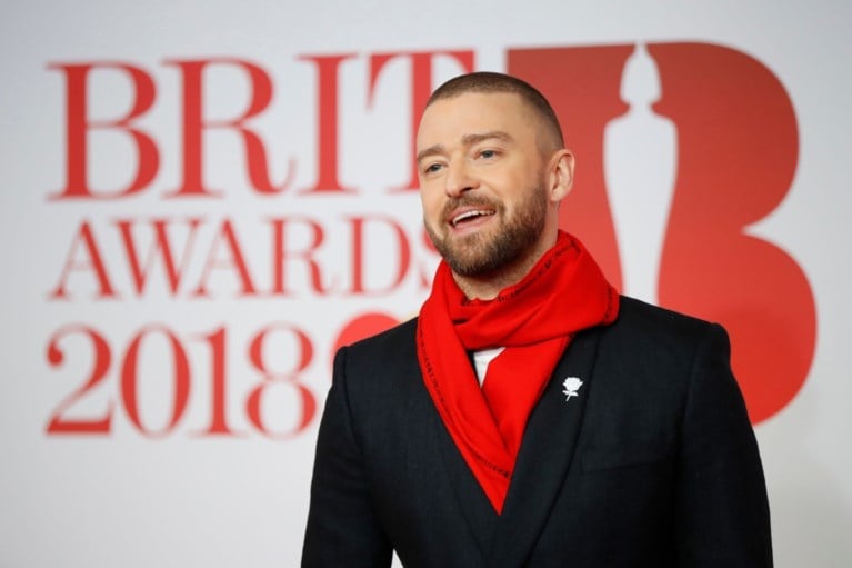 Rapper Stormzy haalt op Brit Awards uit naar Theresa May (terwijl hij onder douche staat)