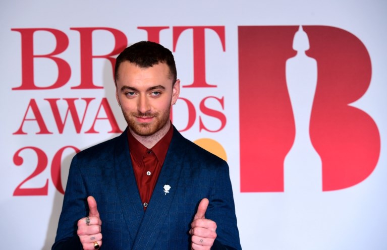Rapper Stormzy haalt op Brit Awards uit naar Theresa May (terwijl hij onder douche staat)