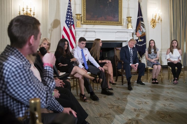 Trump pleit voor bewapening leerkrachten na schietpartij: ‘We gaan iets aan deze verschrikkelijke situatie doen’