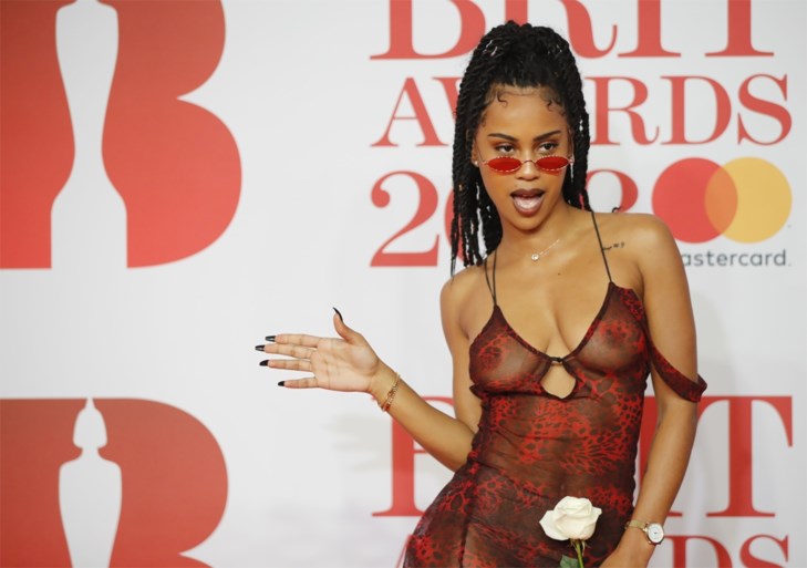 Rapper Stormzy haalt op Brit Awards uit naar Theresa May (terwijl hij onder douche staat)