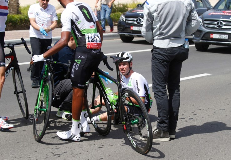 Cavendish komt in Abu Dhabi al na vijf kilometer ten val door manoeuvre van koersdirecteur en geeft op met hersenschudding