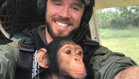 Vlaamse piloot redt aapje uit de klauwen van stropers