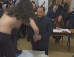 Topless activiste verstoort stem Berlusconi