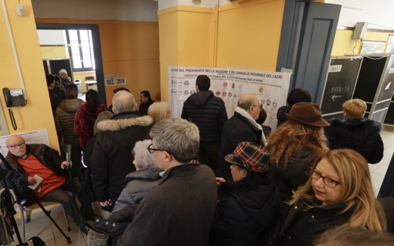 Italianen wachten in lange rijen om te gaan stemmen