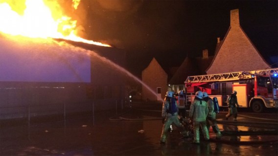 Inferno vernielt voedingsbedrijf na explosie