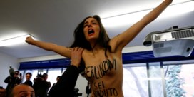 Topless-activiste verrast Berlusconi, stembrieven in allerijl herdrukt op Sicilië