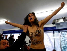 Topless-activiste verrast Berlusconi, stembrieven in allerijl herdrukt op Sicilië