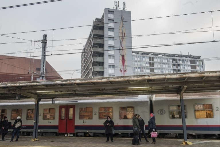 Nieuw werk van artiest die penismuur maakte gespot in Brussel