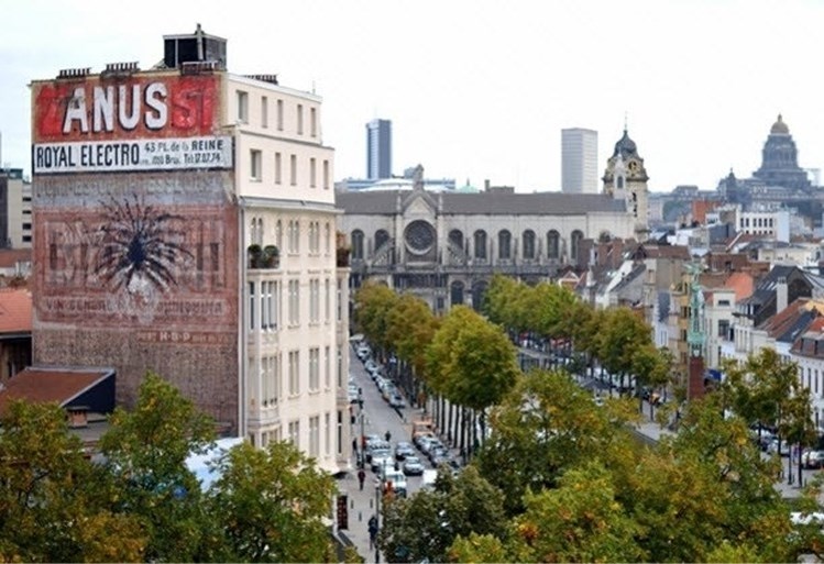 Nieuw werk van artiest die penismuur maakte gespot in Brussel