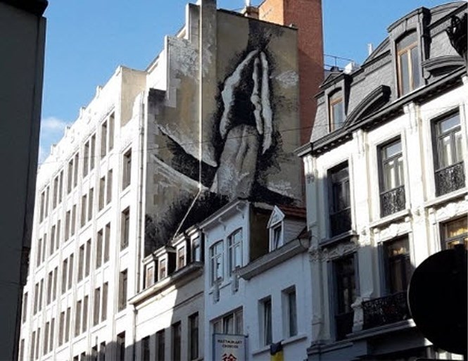 Nieuw werk van artiest die penismuur maakte gespot in Brussel