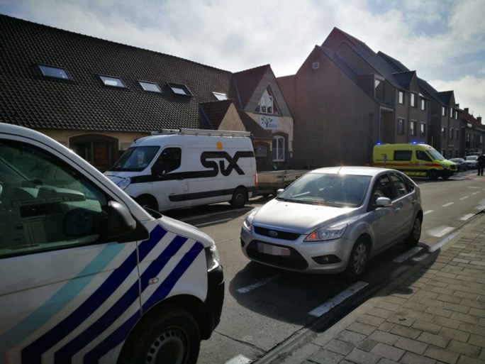 Jongen zwaargewond afgevoerd na aanrijding aan schoolpoort