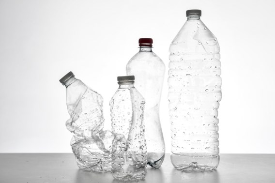 Flessenwater bevat microplastics 